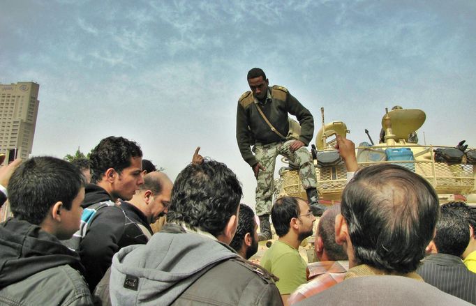 Únor 2011. Vojáci a revoluce. Nejasný vztah, který skončil tím, že armáda převzala nad Egyptem moc. Naprostou.