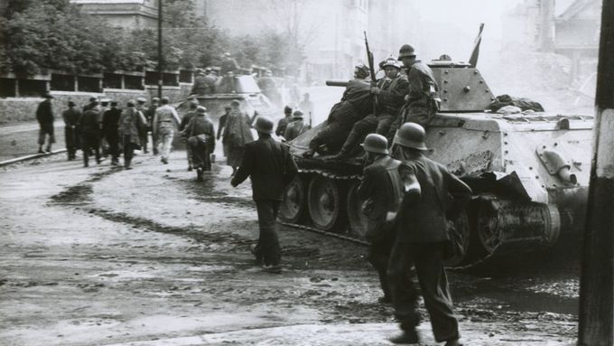 Praha-Pankrác, 7. května 1945. Dva střední sovětské tanky T-34/76 v rukou vlasovců zahýbají v doprovodu povstalců z ulice Pod Děkankou do Lomnického ulice.
