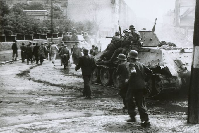 Praha-Pankrác, 7. května 1945. Dva střední sovětské tanky T-34/76 v rukou vlasovců zahýbají v doprovodu povstalců z ulice Pod Děkankou do Lomnického ulice.