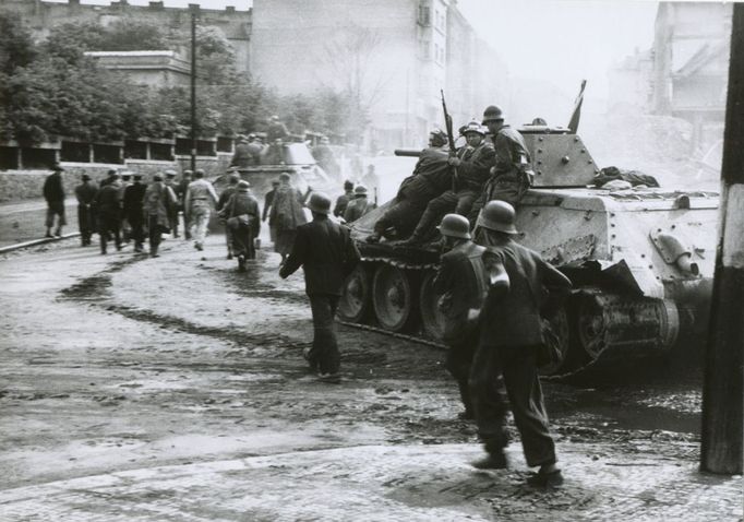 Praha-Pankrác, 7. května 1945. Dva střední sovětské tanky T-34/76 v rukou vlasovců zahýbají v doprovodu povstalců z ulice Pod Děkankou do Lomnického ulice.