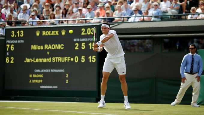 Milos Raonic v utkání prvního kola Wimbledonu proti Janu-Lennardu Struffovi