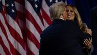 Trump dává pusu své manželce Melanii Trumpové, která se po několika letech opět stane první dámou.