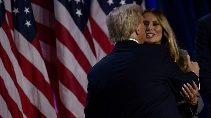 Pravděpodobný vítěz voleb Donald Trump dává pusu své manželce Melanii Trumpové, která se po několika letech zřejmě opět stane první dámou, 6. listopadu, Florida.