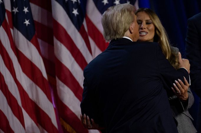 Pravděpodobný vítěz voleb Donald Trump dává pusu své manželce Melanii Trumpové, která se po několika letech zřejmě opět stane první dámou, 6. listopadu, Florida.