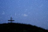Maximum meteorického roje Perseid se letos potkalo s Měsícem v novu, což je ideální kombinace. Oblohu totiž neruší měsíční svit a meteory jsou tak nádherně vidět. Stejně jako hvězdy. (Hora Leeberg u rakouského města Großmugl.)