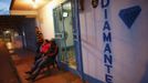 Diamond and gold buyers wait for miners and customers outside a shop in Santa Elena de Uairen, south of Venezuela, November 14, 2012. In the triangle that connects Venezuela, Brazil and Guyana a huge number of illegal gold and diamonds prospectors or garimpeiros dream of changing their lives overnight by finding a huge bonanza. Picture taken November 14, 2012. REUTERS/Jorge Silva (VENEZUELA - Tags: BUSINESS EMPLOYMENT SOCIETY) ATTENTION EDITORS: PICTURE 19 OF 20 FOR PACKAGE 'DIAMONDS IN THE JUNGLE'. TO FIND ALL IMAGES SEARCH 'DIAMONDS PROSPECTORS' Published: Pro. 3, 2012, 10:01 dop.