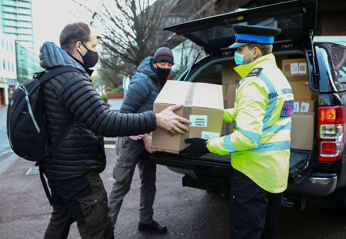 Britské úřady vyzvaly k otestování 80 tisíc obyvatel. Chtějí tím zastavit přenos nakažlivější varianty koronaviru.