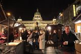 Oslavy na pražském Václavském náměstí zkraje večera probíhaly velmi poklidně, lidé se fotili a popíjeli, ze všech stran byla slyšet italština a bylo tu i hodně čínských a ruských turistů.