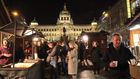 Oslavy na pražském Václavském náměstí z kraje večera probíhaly velmi poklidně, lidé se fotili a popíjeli, ze všech stran byla slyšet italština a bylo tu i hodně čínských a ruských turistů.