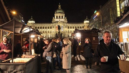 Kolem 18. hodiny oslavy na Václavském náměstí teprve začínaly.