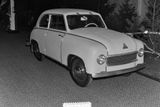 Závod, v němž se ve 30. letech minulého století masově vyráběly úspěšné vozy DKW ze skupiny Auto Union, zůstal po druhé světové válce v sovětské okupační zóně, respektive v Německé demokratické republice. Někteří technici a šéfové však odešli a ve Spolkové republice Německo využili svých zkušeností s dvoudobými motory. Napomohli ke zrodu automobilů Lloyd 300 (vyráběných skupinou Borgward v letech 1950 až 1952)...