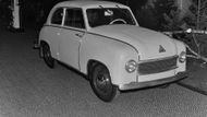 Závod, v němž se ve 30. letech minulého století masově vyráběly úspěšné vozy DKW ze skupiny Auto Union, zůstal po druhé světové válce v sovětské okupační zóně, respektive v Německé demokratické republice. Někteří technici a šéfové však odešli a ve Spolkové republice Německo využili svých zkušeností s dvoudobými motory. Napomohli ke zrodu automobilů Lloyd 300 (vyráběných skupinou Borgward v letech 1950 až 1952)...