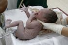 Zázrak: Žena v troskách zřícené budovy porodila dítě