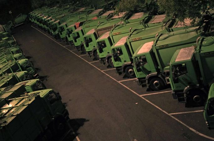 Lisbon's garbage trucks are seen parked at a garage in Lisbon on the beginning of the general strike November 13, 2012. Portuguese workers began to walk-out on the eve of the November 14 general strike on Tuesday (November 13) in protest against policies that are cutting social benefits, reducing wages and increasing taxes as part of an austerity programme designed to slash Portugal's public deficit after the country asked for a 78 billion euro bailout last year. REUTERS/Jose Manuel Ribeiro (PORTUGAL - Tags: POLITICS CIVIL UNREST BUSINESS EMPLOYMENT) Published: Lis. 14, 2012, 12:01 dop.