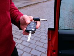 Když firma Autonapůl spustila jako první v roce 2003 službu sdílení aut, bylo potřeba si klíčky fyzicky předávat. 