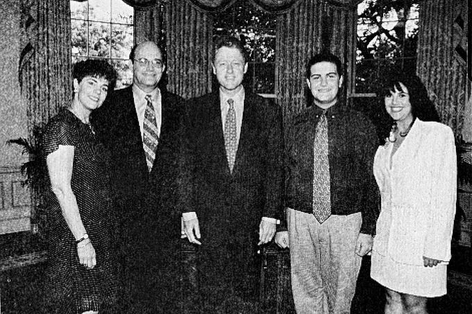 Monica Lewinská a tehdejší prezident USA Bill Clinton v Oválné pracovně Bílého domu. 10. srpna 1995
