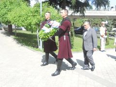 Ministr Schwarzenberg klade věnec k hrobu vojáků padlých v rusko-gruzínské válce