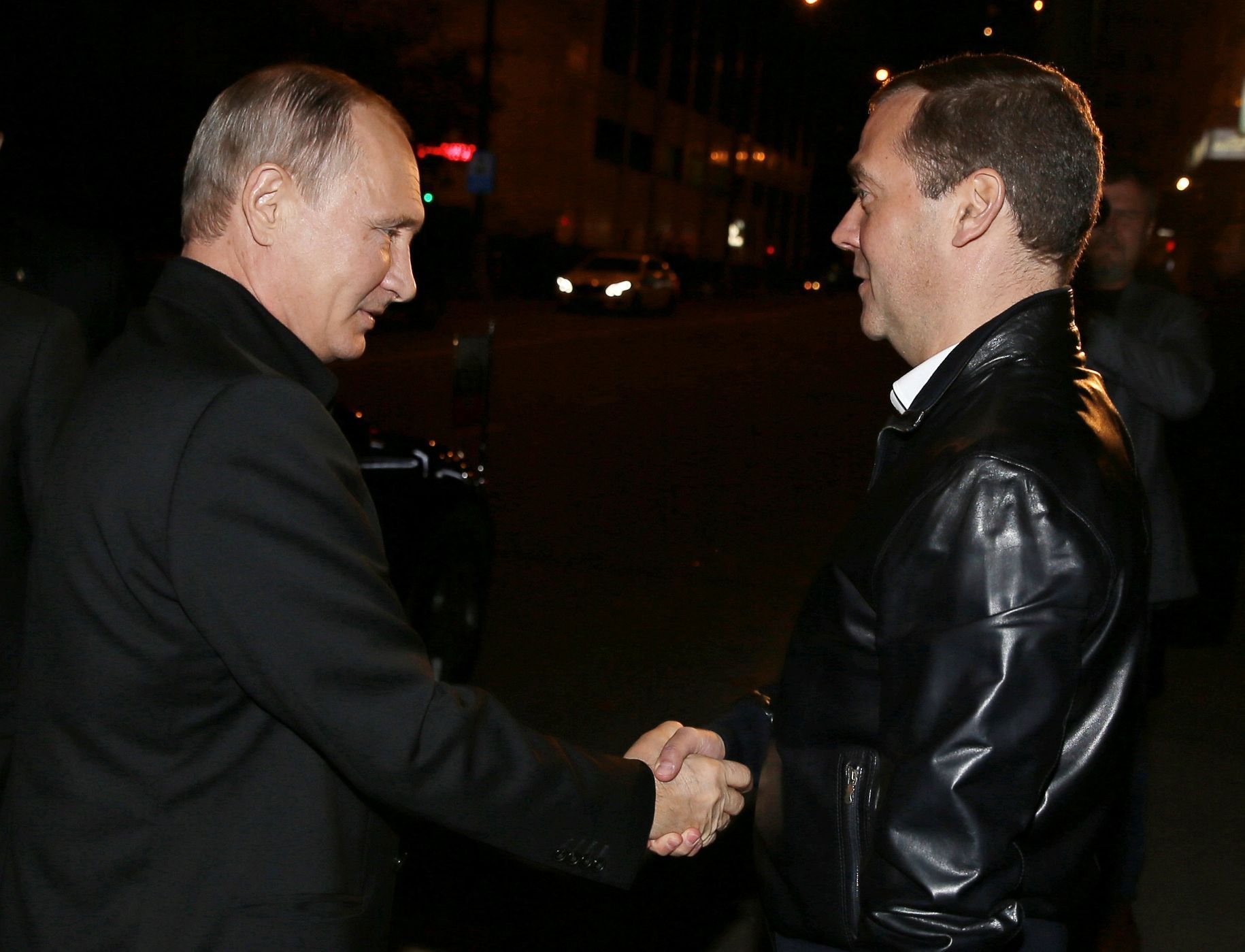 Ruský prezident Vladimir Putin a premiér Dmitrij Medvěděv se zdraví před volebním štábem Jednotného Ruska.