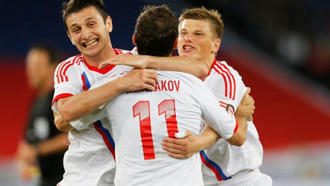 Alexandr Keržakov slaví gól s Andrejem Aršavinem a Alanem Dzagojevem v přípravném utkáné na Euro 2012 Rusko - Itálie.