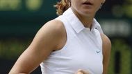 Lucie Šafářová prožívá zápas třetího kola Wimbledonu proti Jeleně Jankovičové.