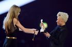 Taylor Swift předala sošku od Damiena Hirsta Emeli Sandé. Ta získala také cenu za album roku se svou debutovou deskou Our Version of Events.