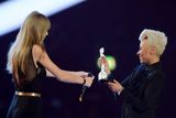 Taylor Swift předala sošku od Damiena Hirsta Emeli Sandé. Ta získala také cenu za album roku se svou debutovou deskou Our Version of Events.