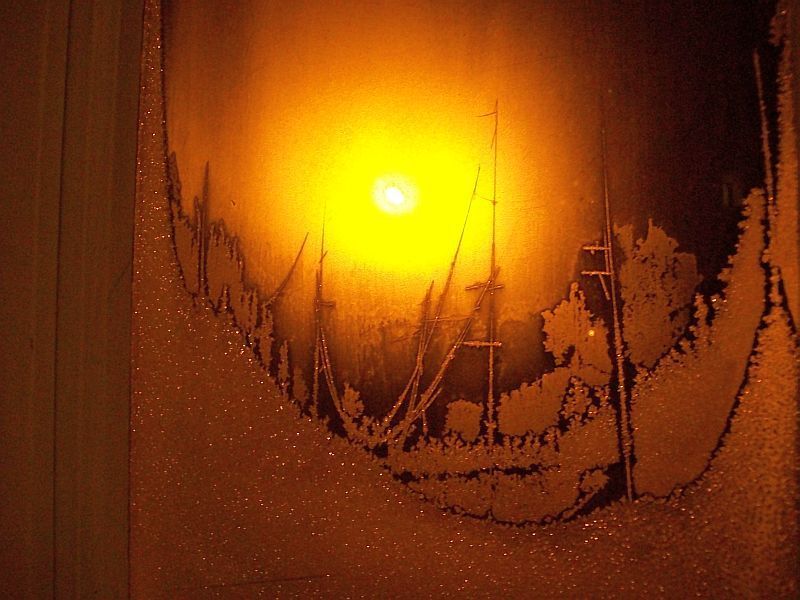 Mráz maluje na okna v Mníšku u Liberce