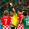 MS 2014, Mexiko-Chorvatsko: Ivan Rakitič dostává žlutou kartu; rozhodčí Ravshan Irmatov