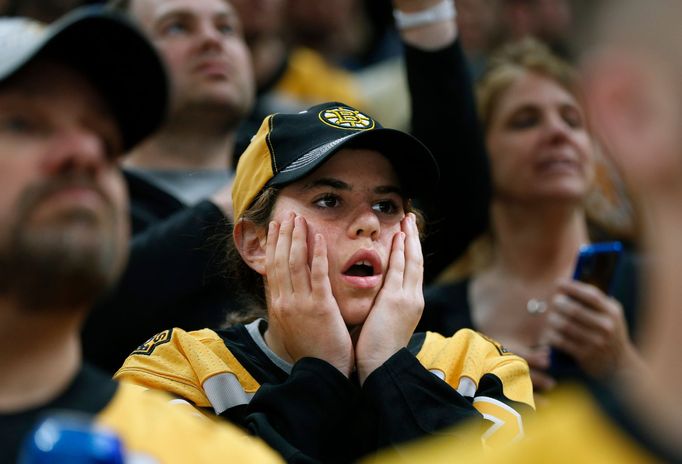 Páté finále Stanley Cupu mezi Bostonem a St. Louis.