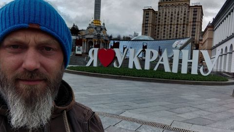 Pomoc uprchlíkům i znásilněným Ukrajinkám. Bývalý záchranář Samek hostem DVTV