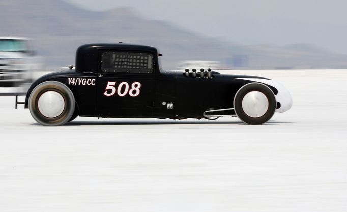 Účastníci 64. ročníku závodu Bonneville Speed Week v Utahu, který se jede na vyschlé solné planině