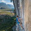 Adam Ondra leze na stěně v Itálii (Padaro Arco)