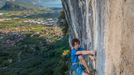 Adam Ondra leze na stěně v Itálii (Padaro Arco)