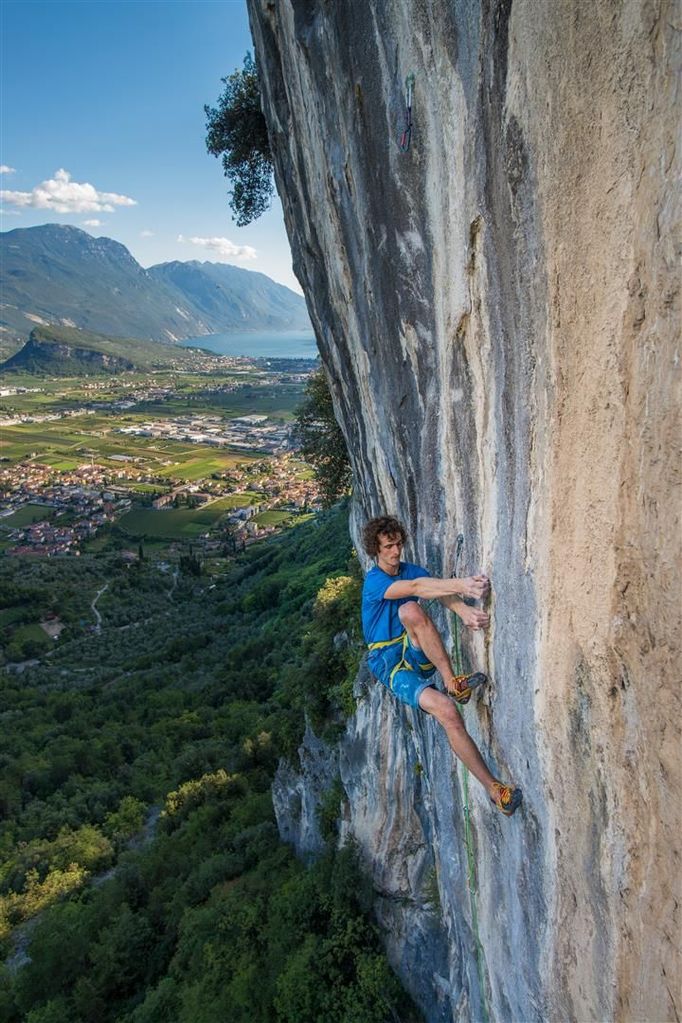 Adam Ondra leze na stěně v Itálii (Padaro Arco)