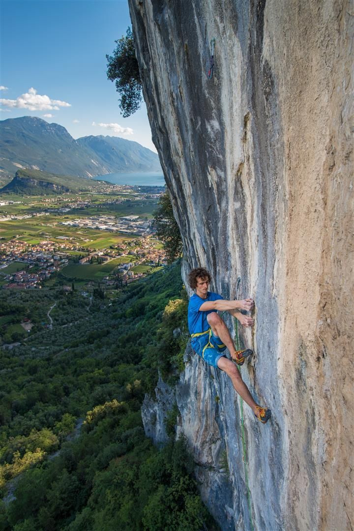 Adam Ondra leze na stěně v Itálii (Padaro Arco)