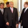 Prezident Klaus a zástupci KSČM přicházejí na tiskovou konferenci po společném jednání