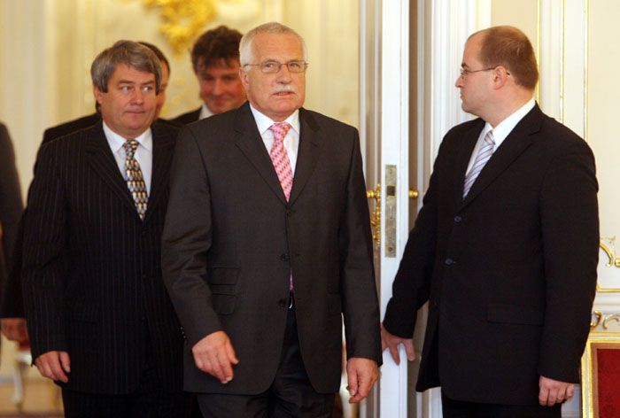 Prezident Klaus a zástupci KSČM přicházejí na tiskovou konferenci po společném jednání