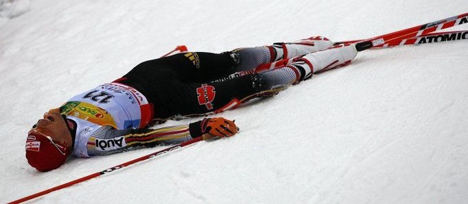 Husté sněžení znamenalo na volné patnáctce zkázu favoritů. Vzdorovat dokázal jen bronzový Němec Tobias Angerer.