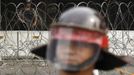 Police stand guard during a protest by a group of Muslims against an anti-Islam film made in the U.S. mocking the Prophet Mohammad, in front of the U.S embassy in Jakarta September 21, 2012. REUTERS/Enny Nuraheni (INDONESIA - Tags: CIVIL UNREST RELIGION) Published: Zář. 21, 2012, 10:02 dop.