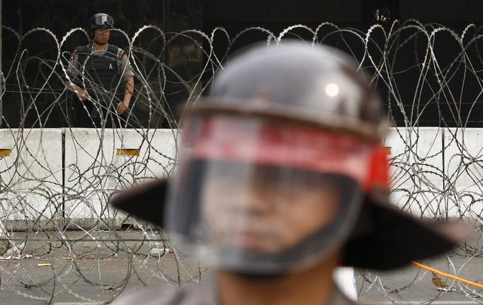 Police stand guard during a protest by a group of Muslims against an anti-Islam film made in the U.S. mocking the Prophet Mohammad, in front of the U.S embassy in Jakarta September 21, 2012. REUTERS/Enny Nuraheni (INDONESIA - Tags: CIVIL UNREST RELIGION) Published: Zář. 21, 2012, 10:02 dop.