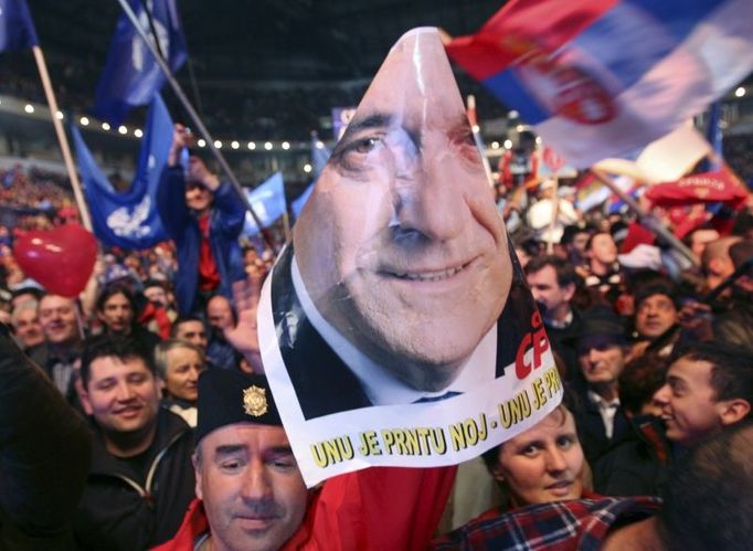 Serbian Presidential candidate Tomislav Nikolic's supporters attend a pre-election rally in Belgrade January 31, 2008. Pro-Western Serbian President Boris Tadic faces nationalist challenger Tomislav Nikolic on Sunday in an election that will decide Serbia's attitude to the West after the imminent loss of breakaway Kosovo province. REUTERS/Oleg Popov (SERBIA)