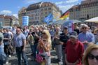 O den později frakce sdělila, že AfD s okamžitou platností vyloučila. Snímek zachycuje předvolební shromáždění AfD v Drážďanech. Sasko patří k hlavním baštám krajně pravicové strany.