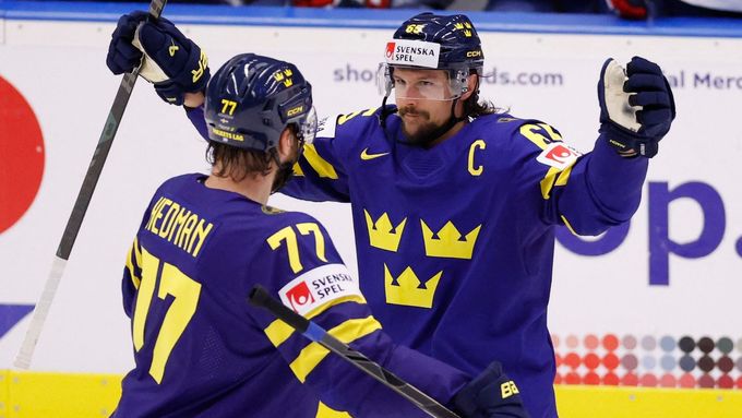 Dvě superhvězdy v obraně Švédska: Viktor Hedman (vlevo) a Erik Karlsson