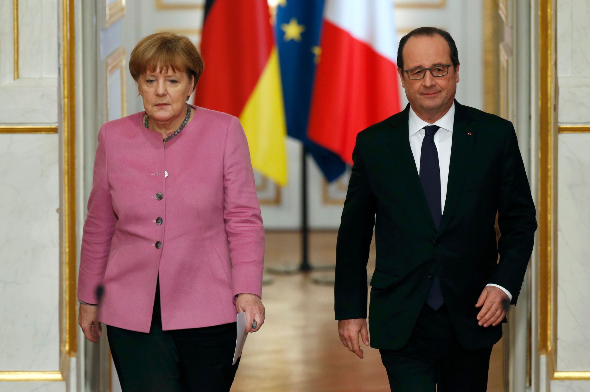 Francois Hollande a Angela Merkelová po společném jednání v Elysejském paláci.