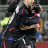 Karim Benzema (vlevo) z Olympique Lyon oslavuje s Juninhem gól proti Dynamu Kyjev v zápase Ligy mistrů.