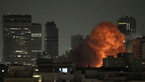 Následky raketového útoku Íránu na Tel Aviv ve čtvrtý den války mezi Izraelem a Íránem.