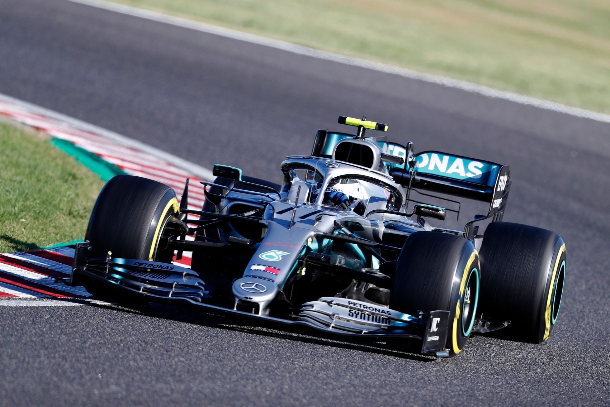 Valtteri Bottas v Mercedesu na trati Velké ceny Japonska 2019