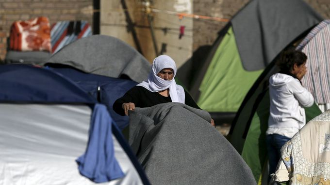 Záběr z uprchlického tábora v přístavu Pireus.