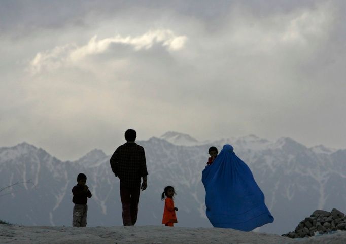 Afghánská rodina schází z kopce ke Kábulu. 23. duben 2007.