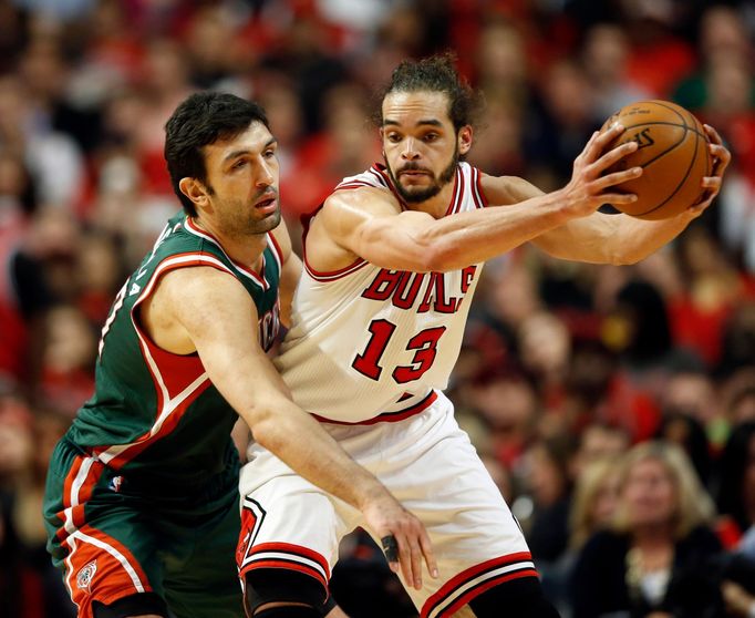 Milwaukee Bucks (Zaza Pachulia) vs. Chicago Bulls (Joakim Noah)